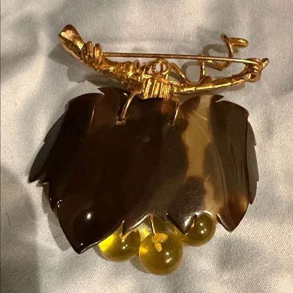 Vintage Amber Apple Juice Lucite Grape Vine Cluster Brooch - Picture 2 of 10